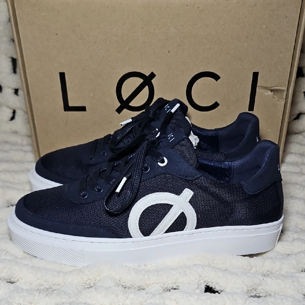 LØCI Fashion Navy Sneakers with Logo